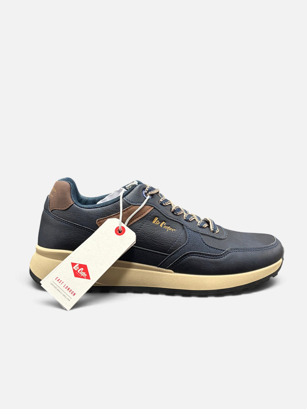 Sneakers da uomo Le Cooper Liverpool blu navy con dettagli marroni e suola beige in un negozio Alex Calzature
