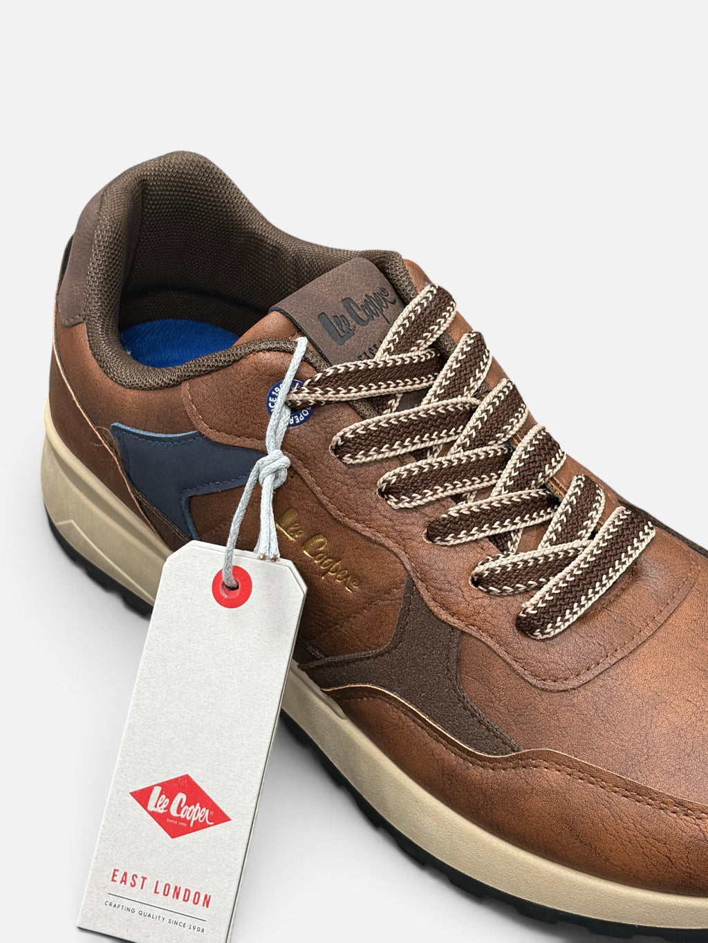 Sneakers da uomo Lee Cooper Liverpool marroni in ecopelle con lacci bicolore e dettagli blu, vendute da Alex Calzature
