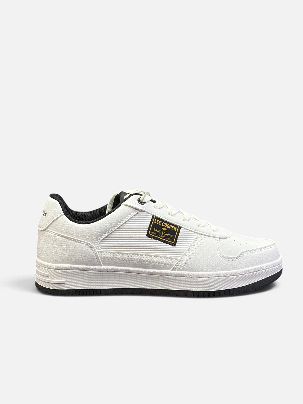 Sneakers bianche da uomo Lee Cooper con dettagli neri e logo laterale, disponibili presso Alex Calzature