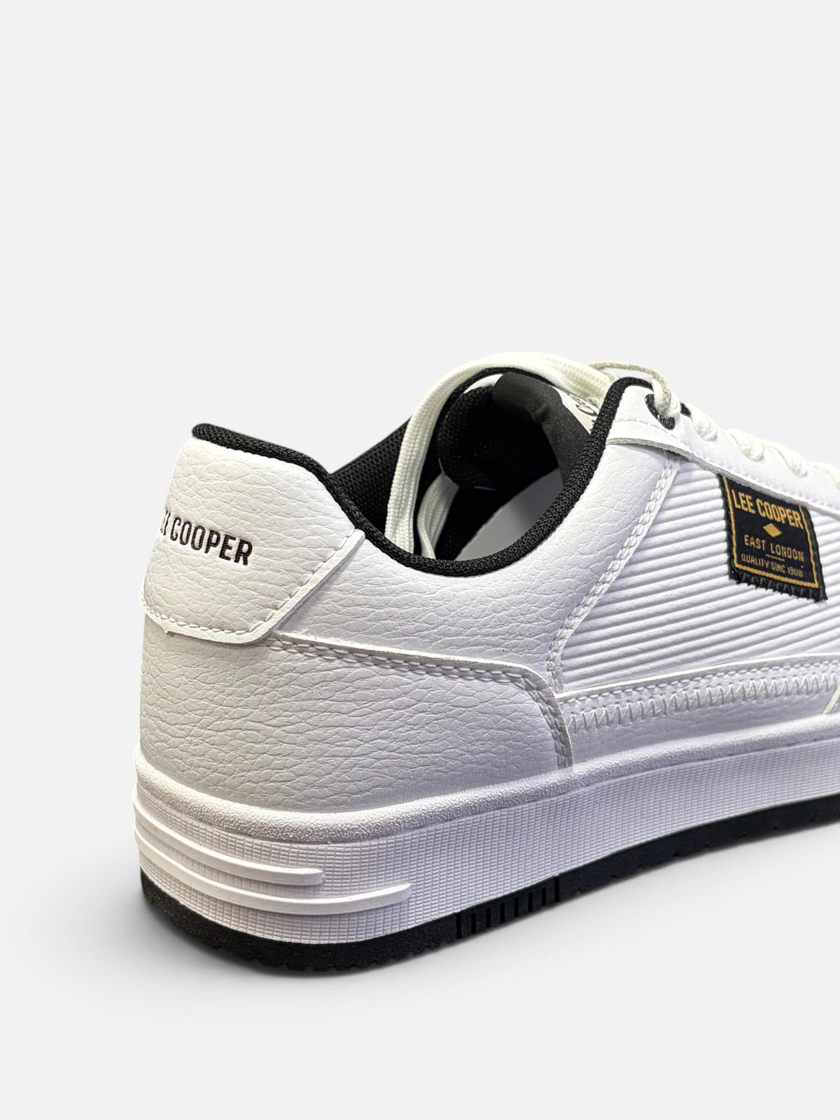 Sneakers bianche da uomo Lee Cooper con dettagli neri e logo in evidenza, disponibili presso Alex Calzature