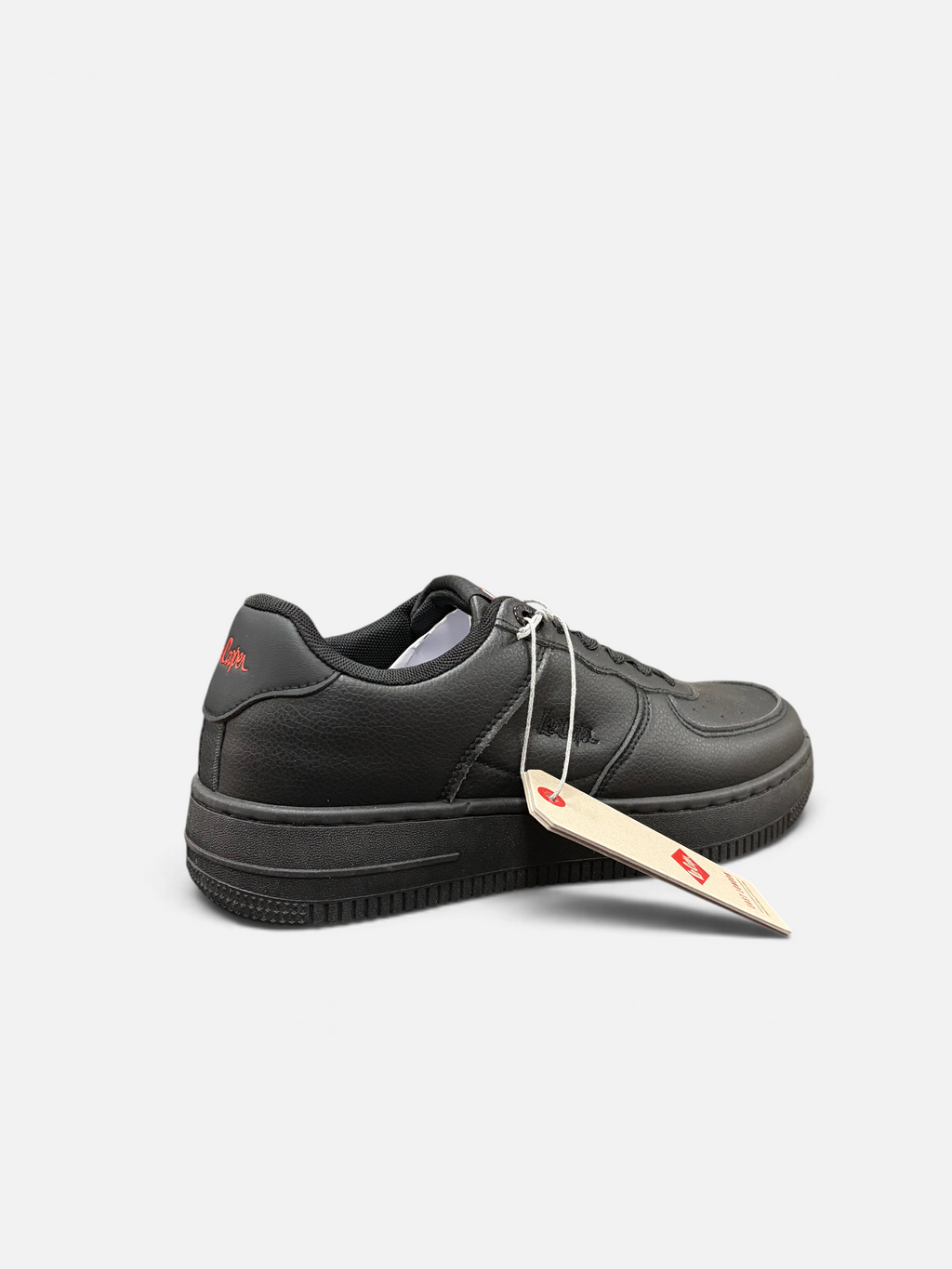 Sneakers Oxford Le Cooper nere in ecopelle con logo rosso sul tallone, disponibili da Alex Calzature