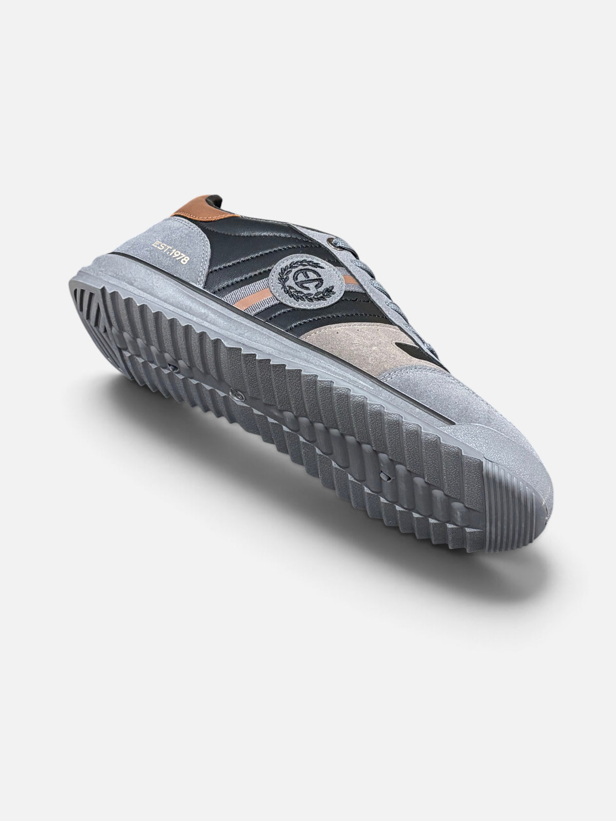 Sneakers da uomo Enrico Coveri modello Claus di Alex Calzature in pelle nera e camoscio grigio con suola carrarmato