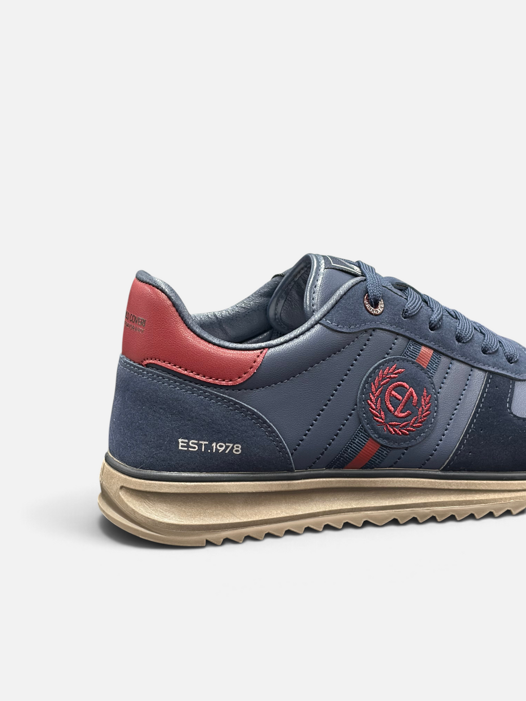 Sneakers da uomo Enrico Coveri Claus di Alex Calzature in blu con dettagli rossi, logo ricamato e suola beige
