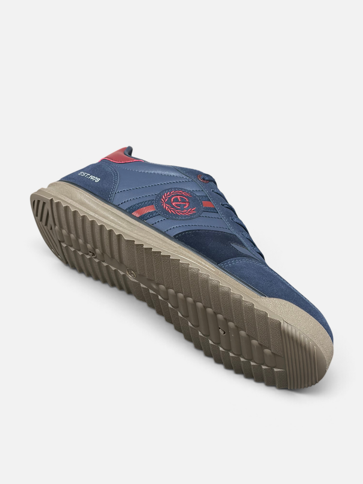 Sneakers uomo Enrico Coveri Claus blu con dettagli rossi e suola carrarmato, disponibili da Alex Calzature