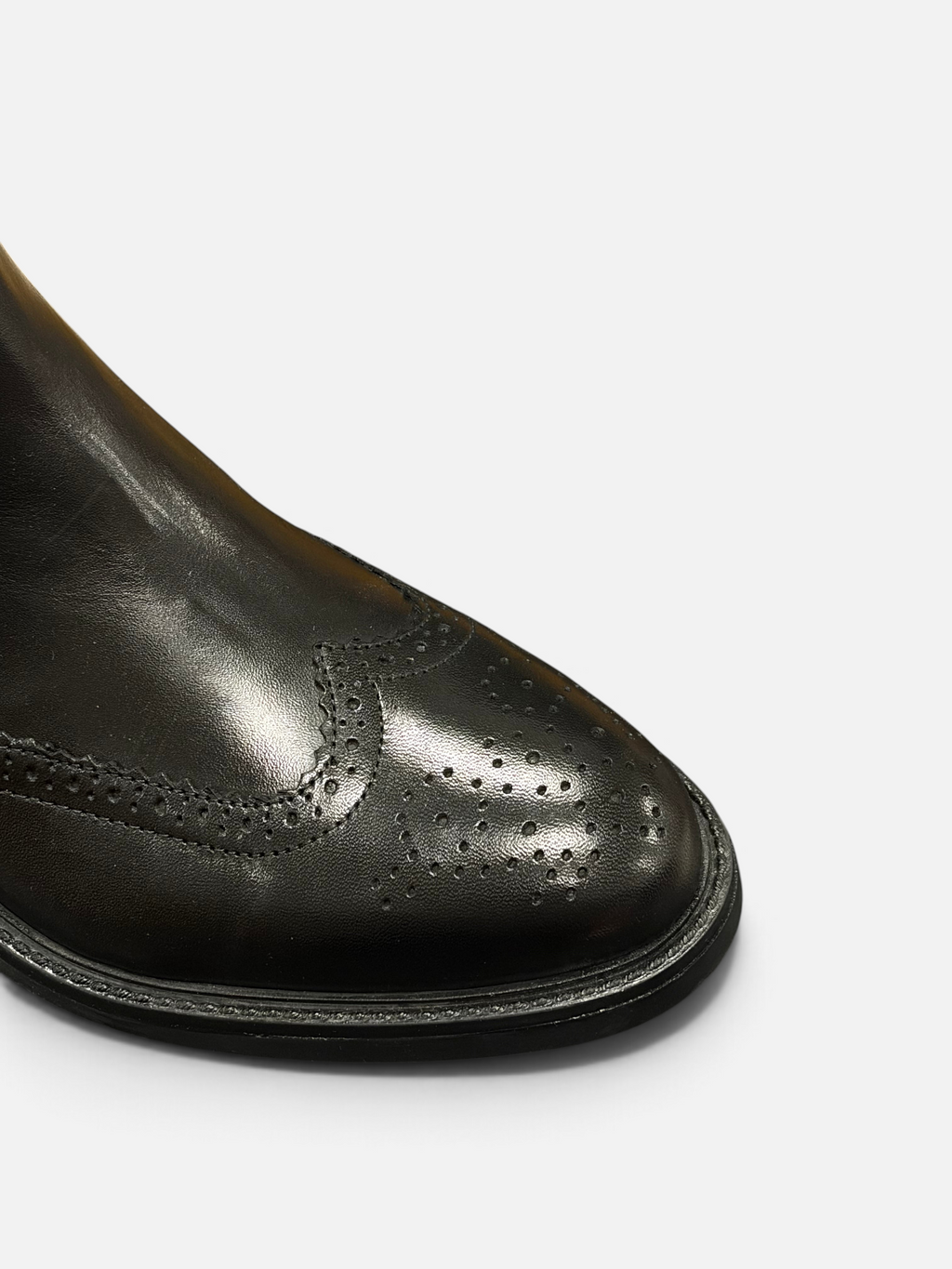 Stivaletto uomo Enrico Coveri modello Proton in pelle nera con dettagli brogue, disponibile da Alex Calzature