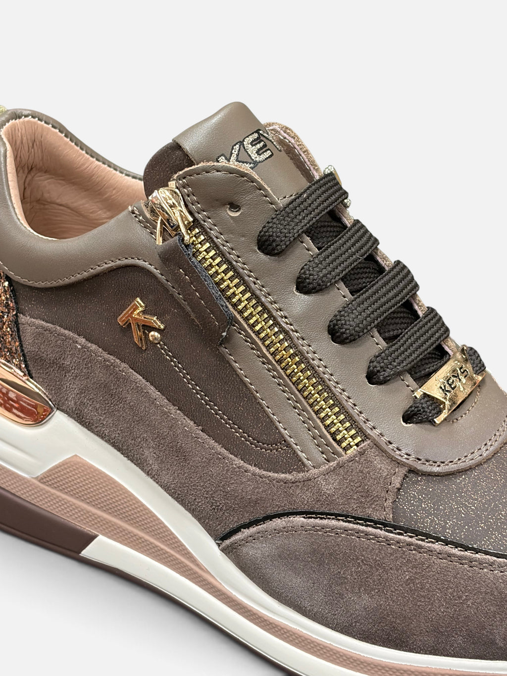 Sneaker da donna Alex Calzature KEYS in camoscio marrone con dettagli glitter, zip laterale dorata e suola rialzata