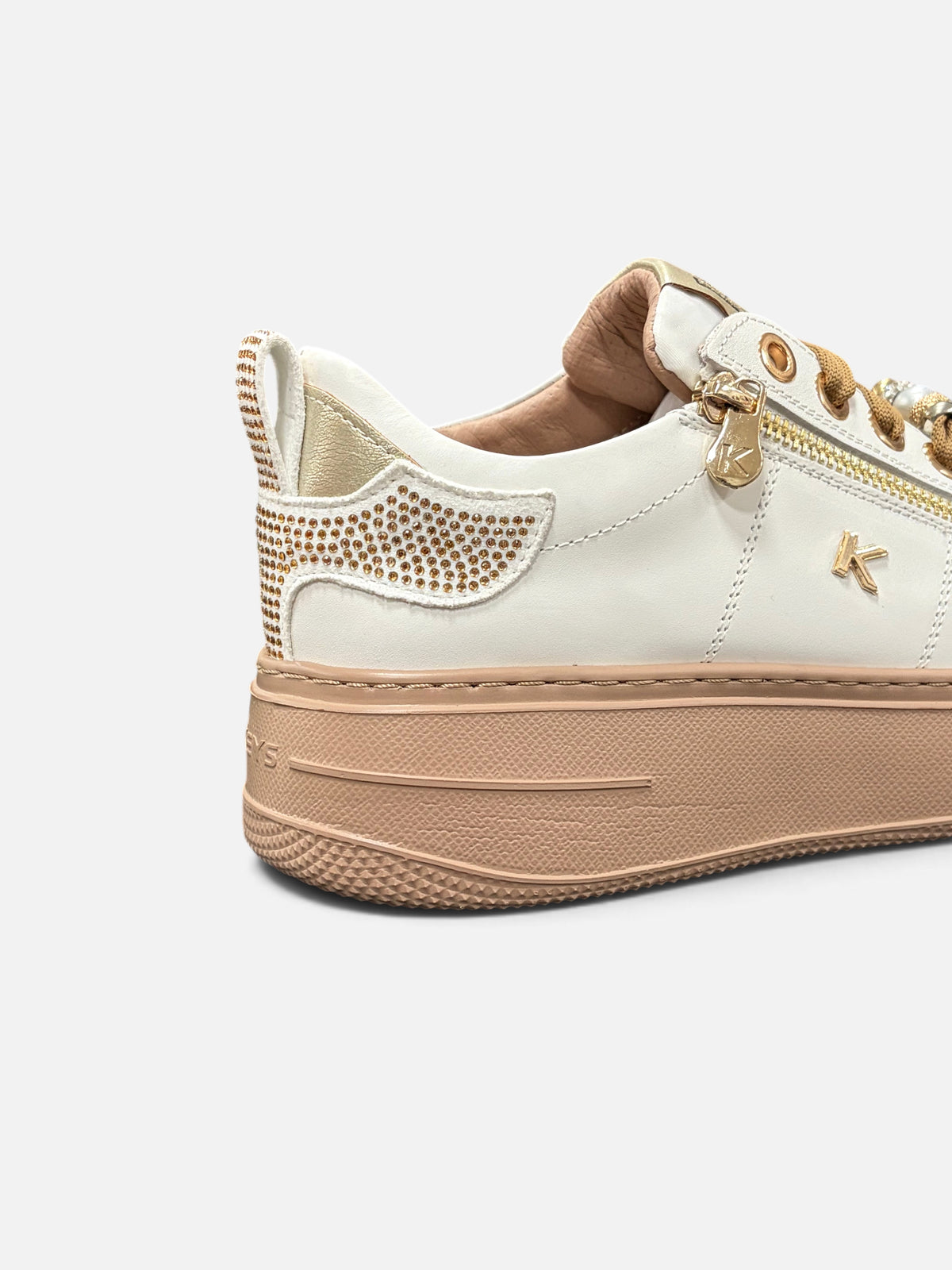 Sneaker Alex Calzature KEYS in pelle bianca con dettagli dorati, strass sul tallone e suola platform color cipria