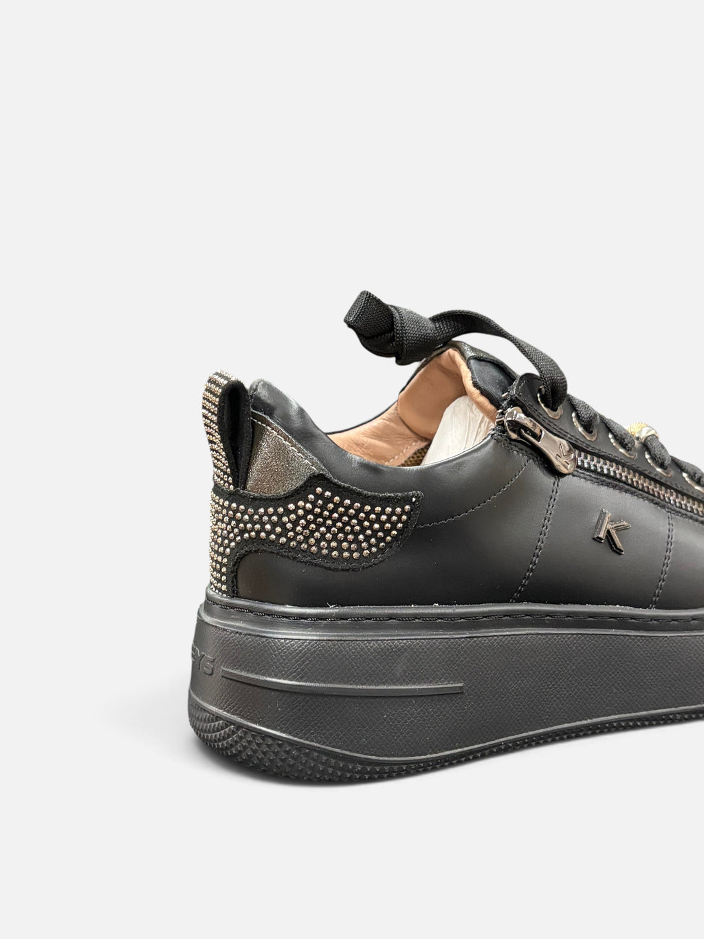 Sneakers da donna Alex Calzature in pelle nera con borchie decorative sul tallone e suola platform