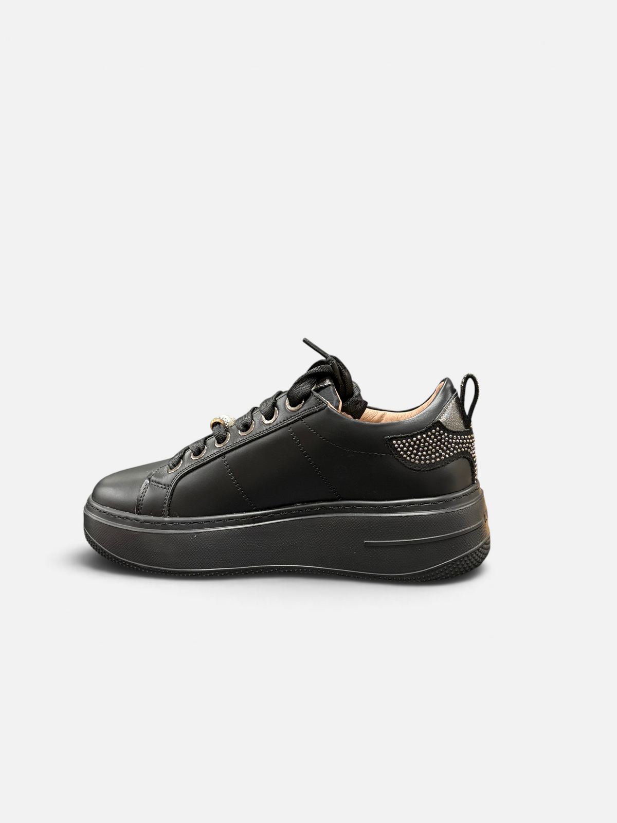 Sneakers KEYS in pelle nera con suola platform e dettagli borchiati, collezione Alex Calzature