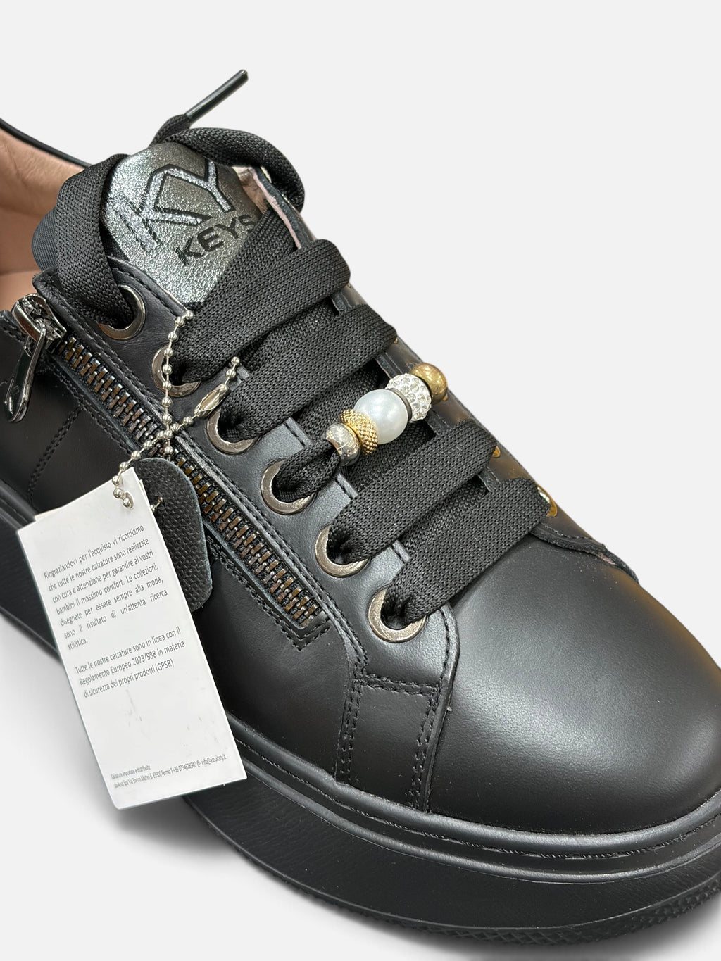 Sneakers Alex Calzature KEYS in pelle nera con lacci decorati da perle e zip laterale