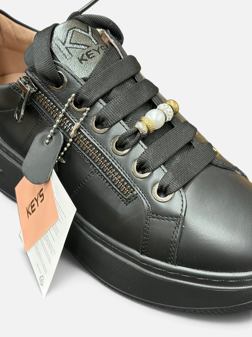 Sneakers Alex Calzature KEYS in pelle nera con cerniera laterale, lacci decorati con perla e dettagli metallici