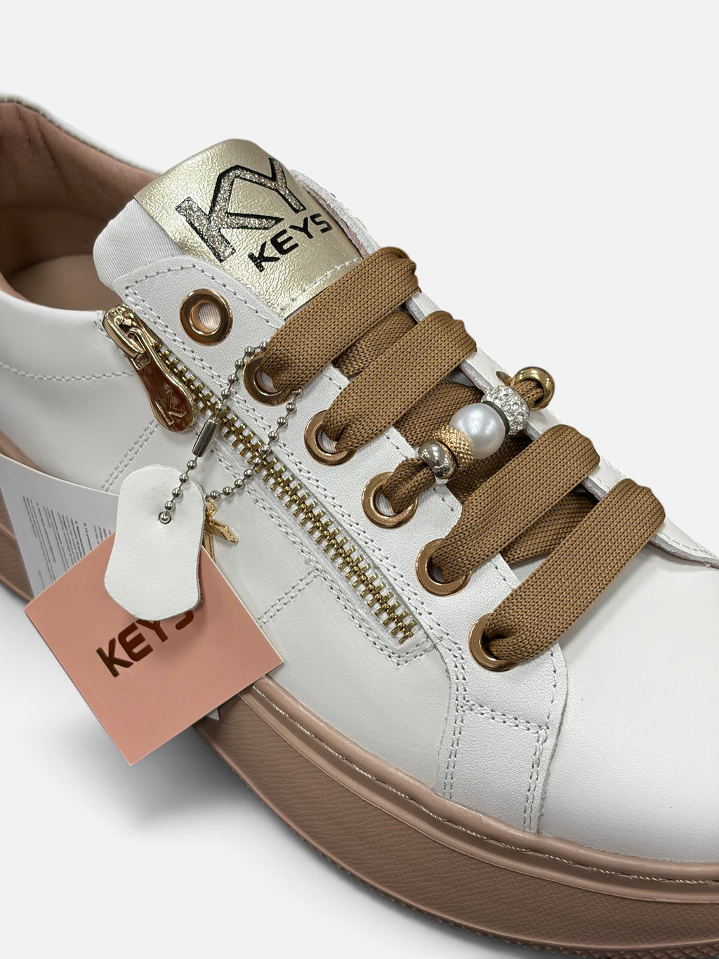 Sneaker Alex Calzature KEYS in pelle bianca con lacci marroni, zip laterale, perla decorativa e dettagli dorati