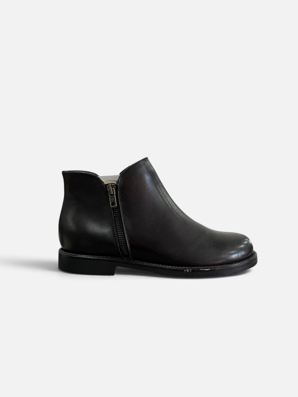 Stivaletto da donna Easy'n Rose in pelle nera con zip laterale, disponibile presso Alex Calzature