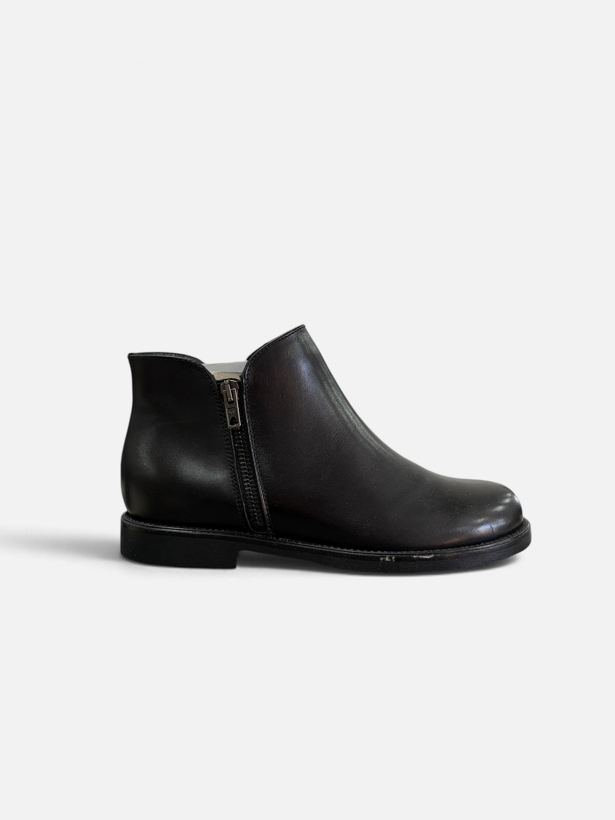 Stivaletto da donna Easy'n Rose in pelle nera con zip laterale, disponibile presso Alex Calzature