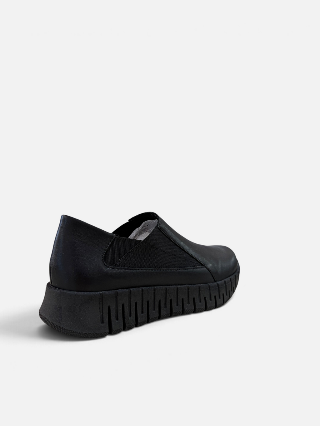 Scarpa slip-on Easy'n Rose in pelle nera con suola platform dentellata, proposta da Alex Calzature