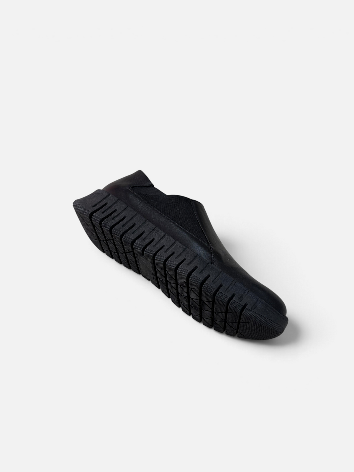 Scarpa slip-on Easy'n Rose in pelle nera con suola carrarmato spessa, proposta da Alex Calzature.