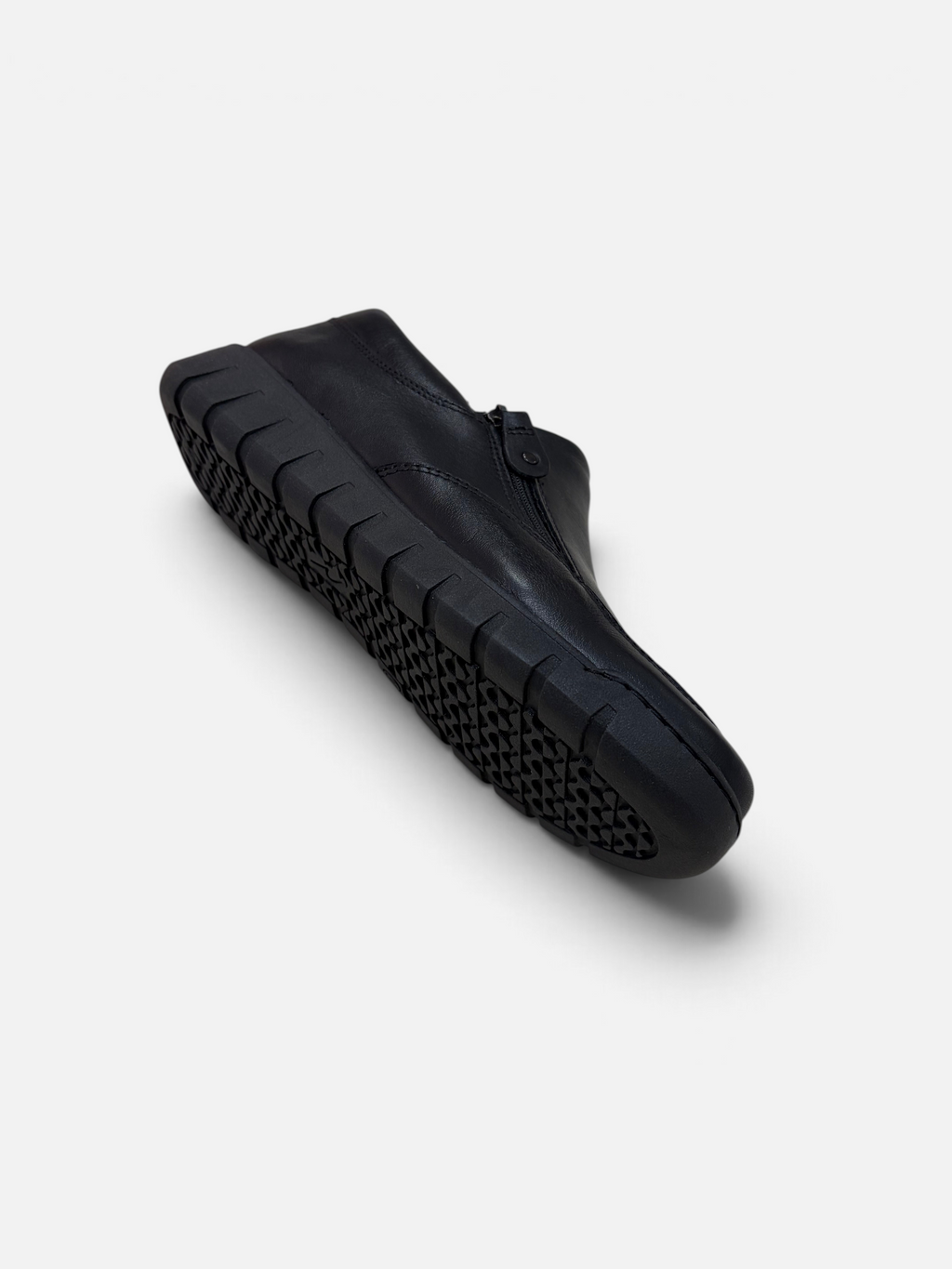 Scarpa slip-on Easy'n Rose nera in pelle con zip laterale e suola carrarmato, proposta da Alex Calzature