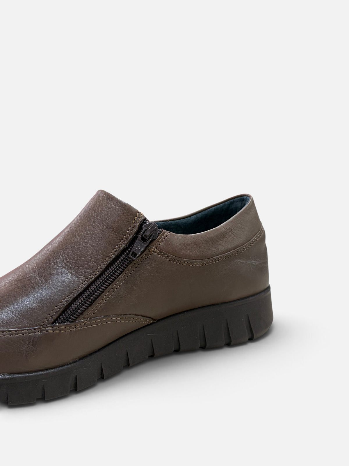 Scarpa slip-on Alex Calzature Easy'n Rose in pelle marrone con chiusura a zip laterale e suola flessibile