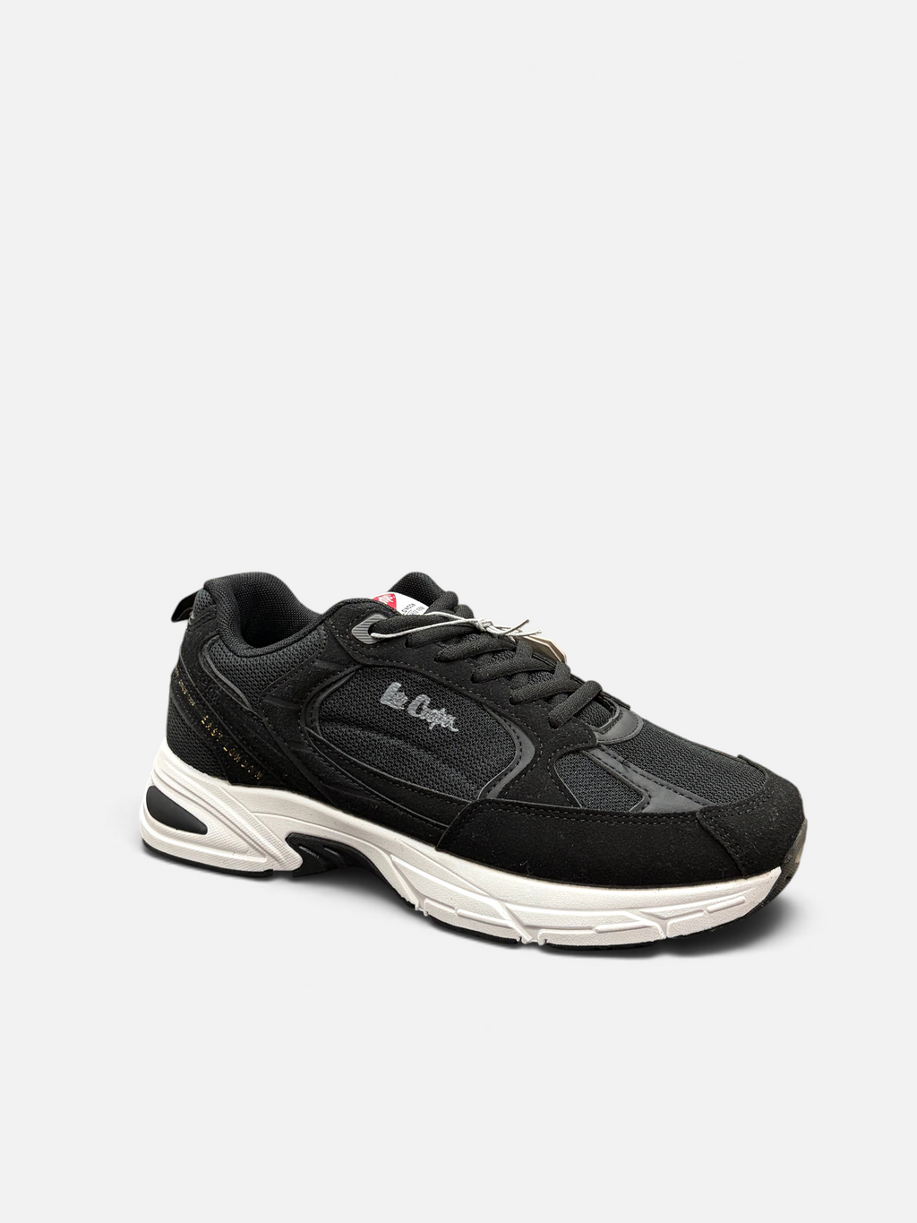 Sneakers da uomo Le Cooper Palmer nere con dettagli in mesh e suola bianca ammortizzata, vendute da Alex Calzature